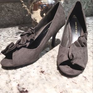 Ann Marino gray heels size 7½